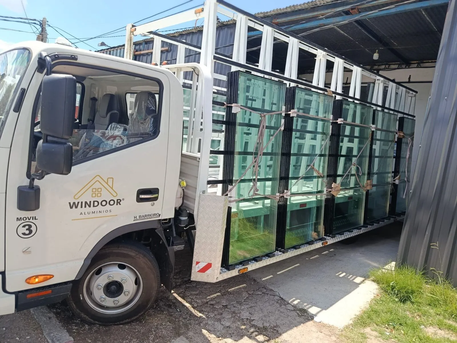 Camión de Windoor Aluminios cargado con unidades de Doble Vidriado Hermético en el taller