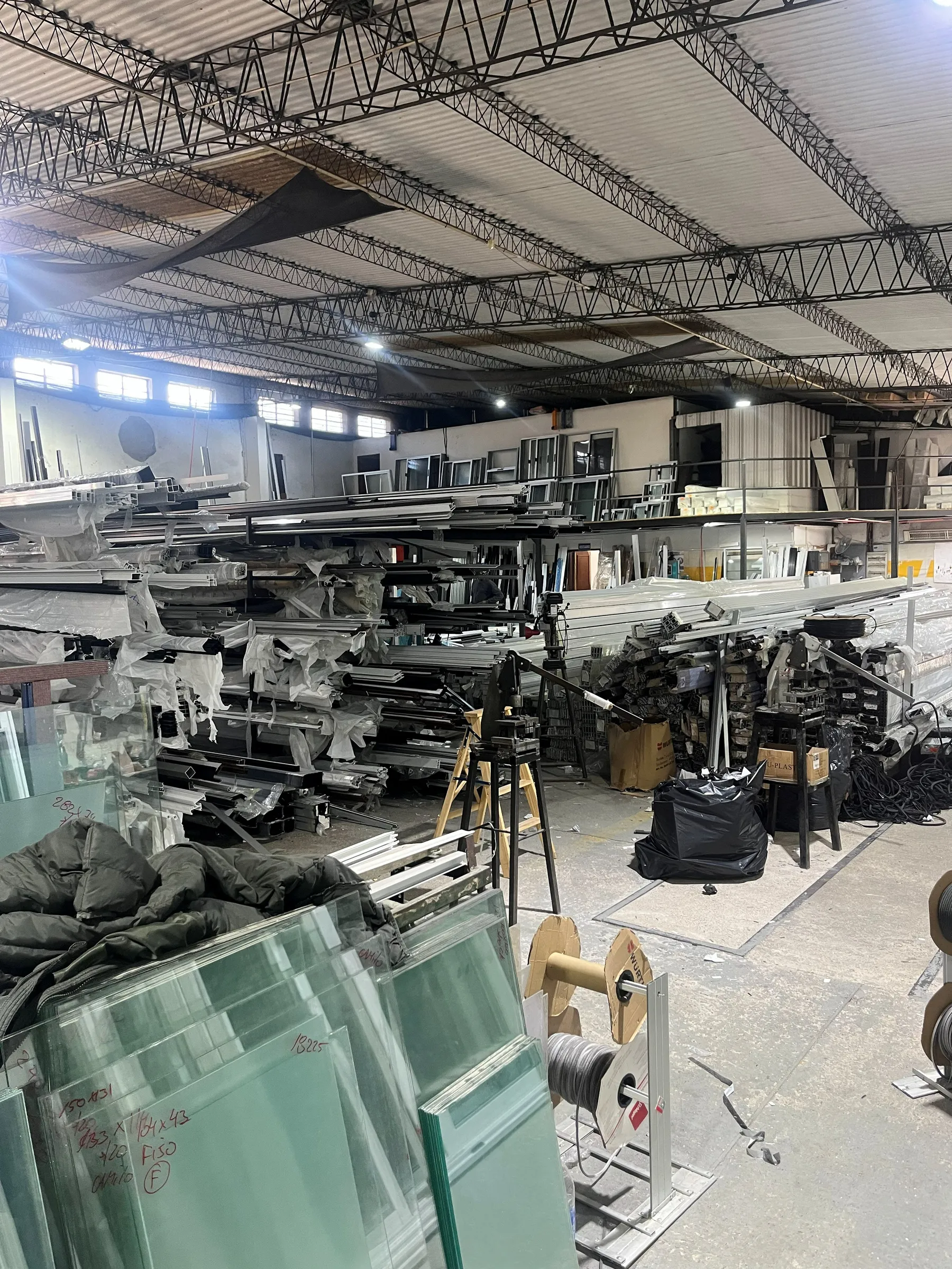 Interior del taller de Windoor con perfilería de aluminio